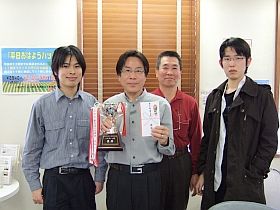 個人部門の上位三名。二位の青山澄子さん(右)は昨年の同大会優勝者。