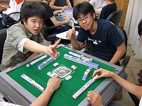 台湾式麻雀の勉強会……と思いきや、二色の牌を混ぜてのワシズ麻雀モドキ。