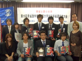 入賞者による記念撮影 岡山理科大学麻雀部が初の栄冠に輝いた