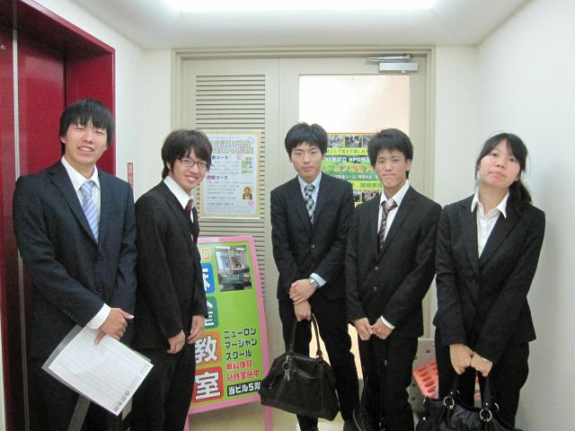 日本初の大学公認麻雀部『文教大学競技麻雀研究会』の部員たち。「次回こそは」といった表情。